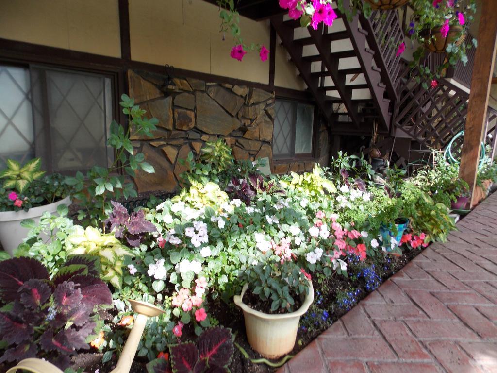 7 Gables Inn & Suites Fairbanks Exterior photo